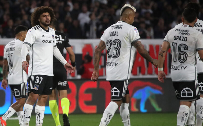 Jugadores de Colo-Colo con cara de preocupación.