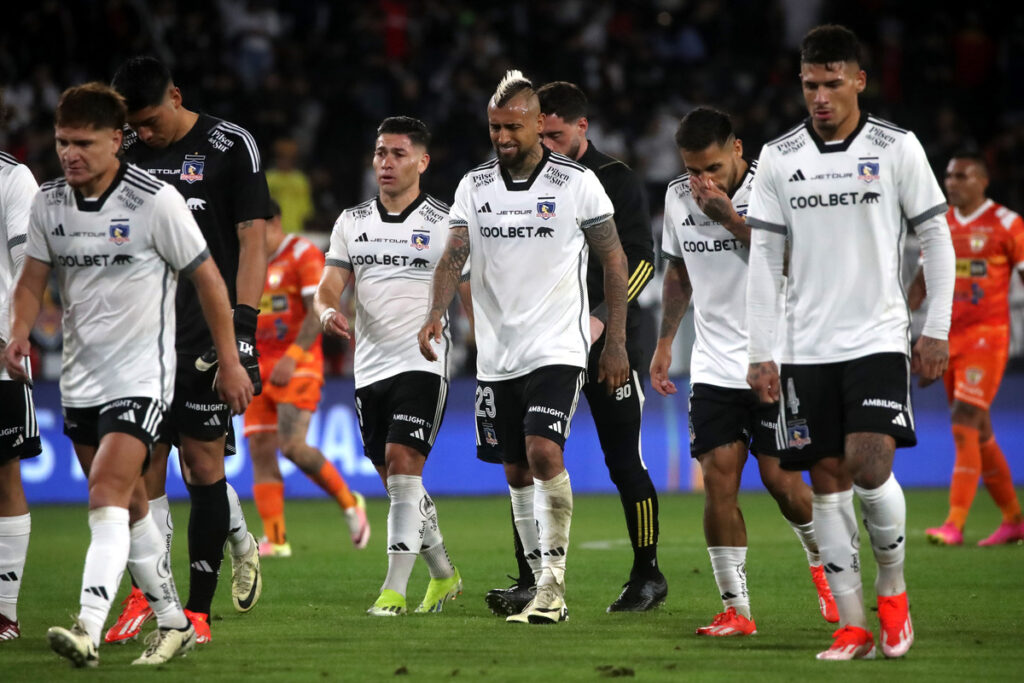 Jugadores de Colo-Colo cabizbajos en la cancha del Estadio Monumental.