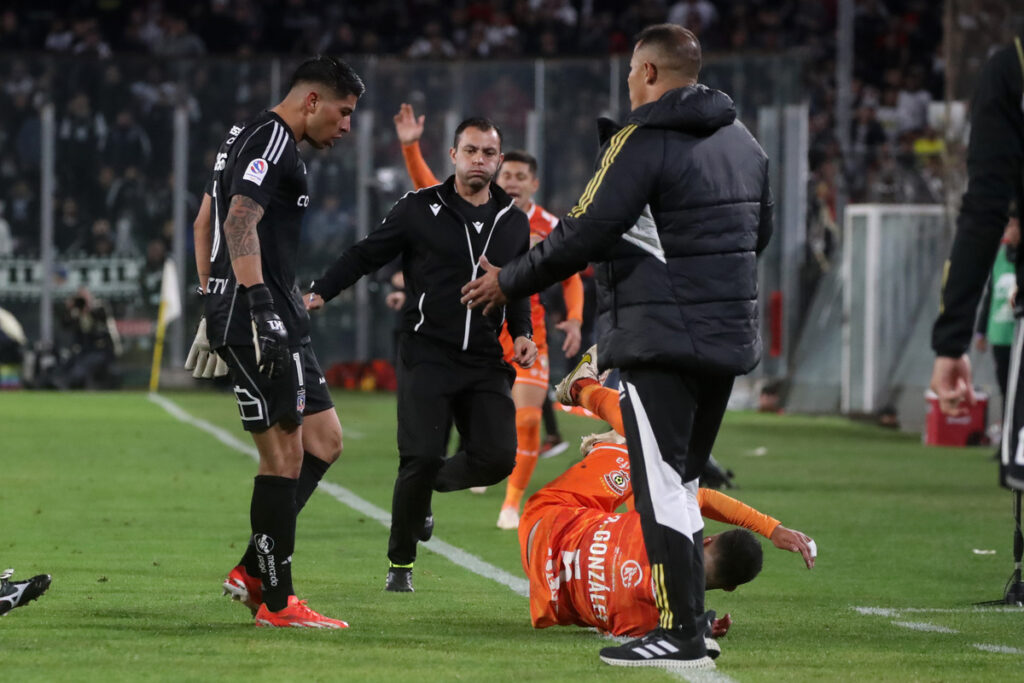 Brayan Cortés después de empujar a Rodolfo González en el partido de Colo-Colo vs Cobresal