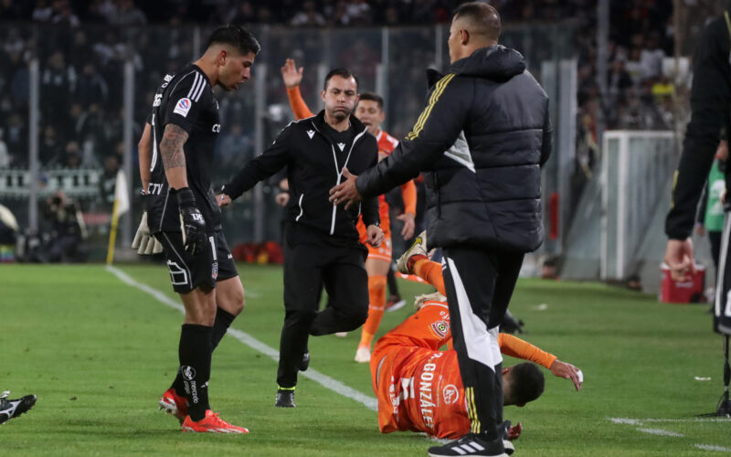 Brayan Cortés después de empujar a Rodolfo González en el partido de Colo-Colo vs Cobresal