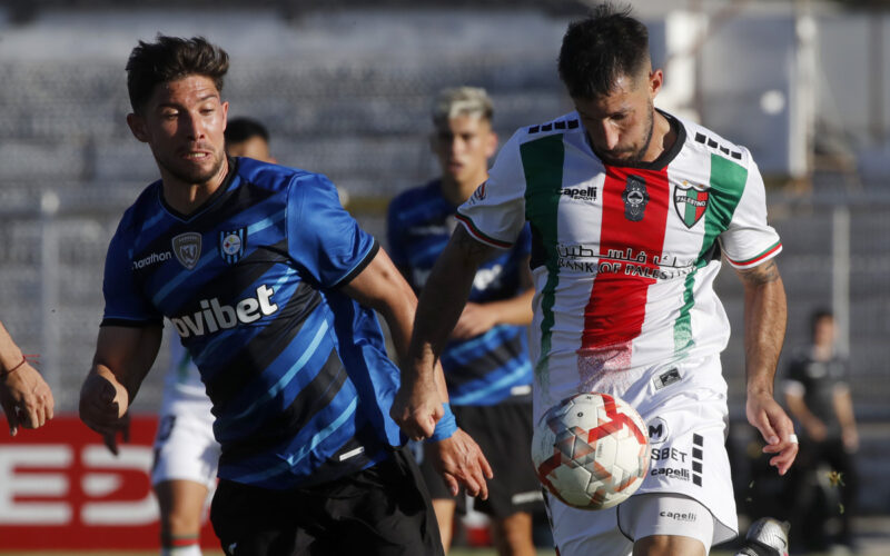 Felipe Loyola y Gonzalo Sosa disputando un balón.