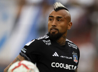 Primer plano de Arturo Vidal con la camiseta de Colo-Colo.