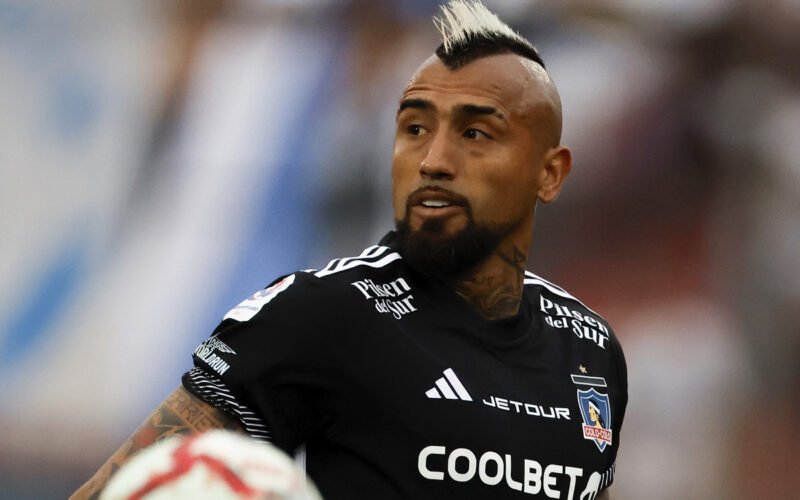 Primer plano de Arturo Vidal con la camiseta de Colo-Colo.