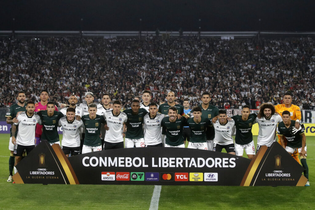 Jugadores de Colo-Colo y Alianza Lima fotografiándose juntos.