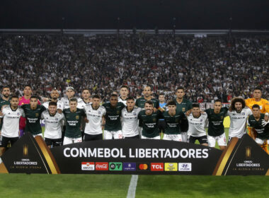 Jugadores de Colo-Colo y Alianza Lima fotografiándose juntos.