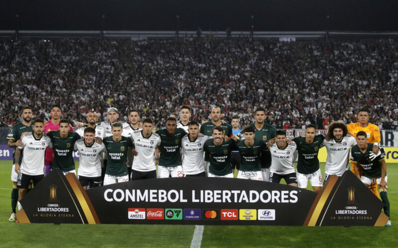 Jugadores de Colo-Colo y Alianza Lima fotografiándose juntos.