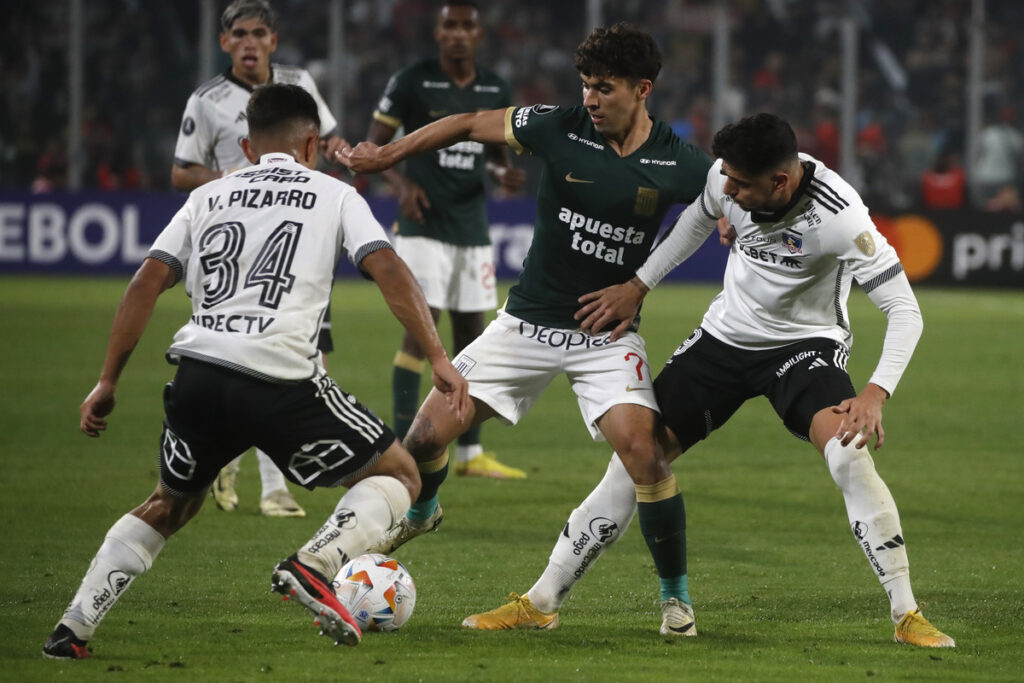 Jugadores de Colo-Colo y Alianza Lima disputando un balón.