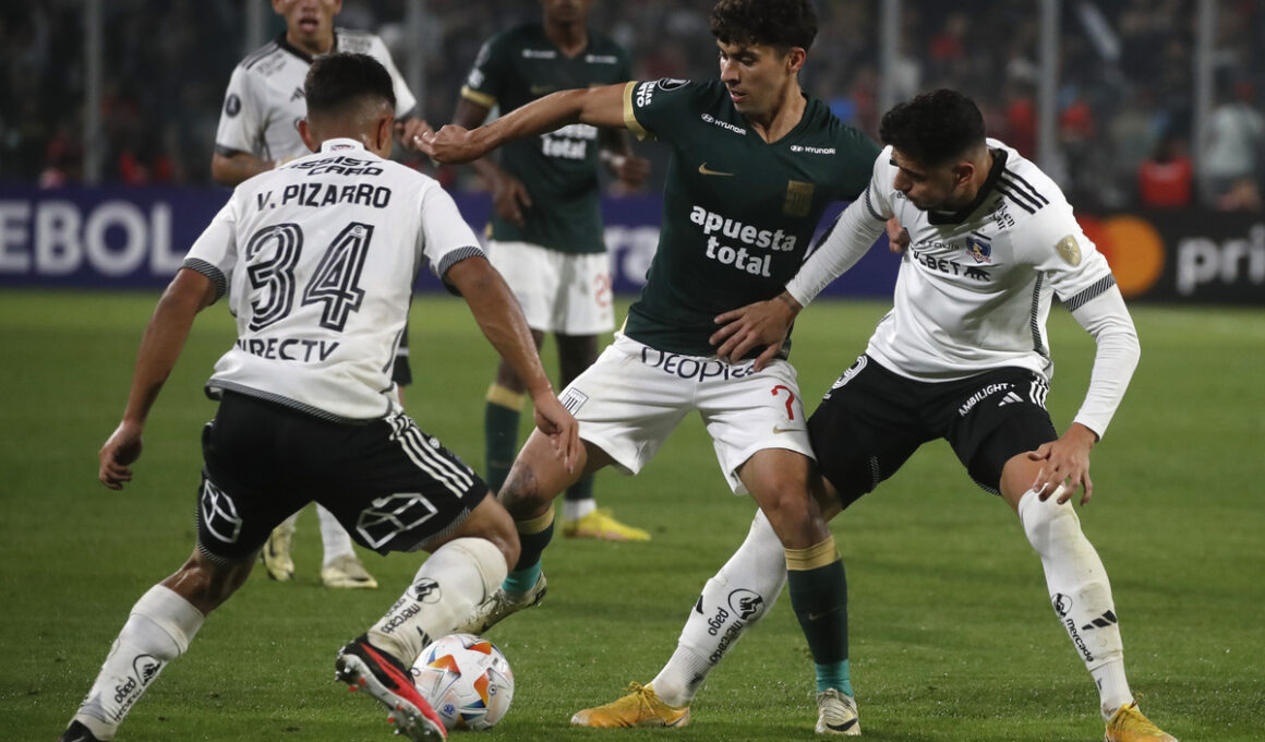 Jugadores de Colo-Colo y Alianza Lima disputando un balón.