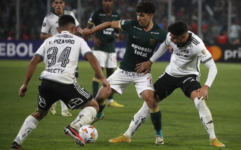 Jugadores de Colo-Colo y Alianza Lima disputando un balón.