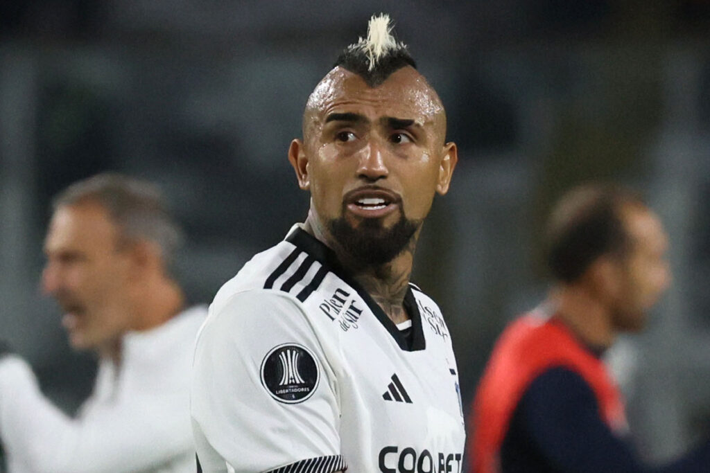 Primer plano de Arturo Vidal con la camiseta de Colo-Colo.