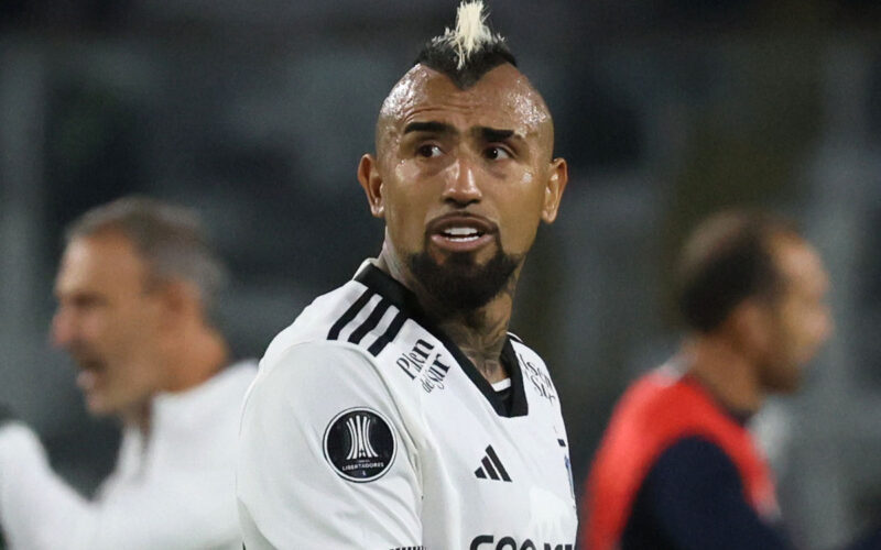 Primer plano de Arturo Vidal con la camiseta de Colo-Colo.