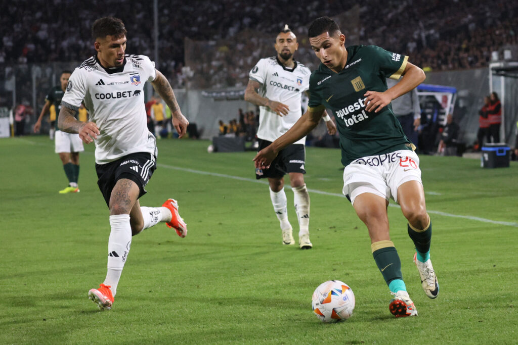 Jugador de Alianza Lima siendo marcado por Alan Saldivia.