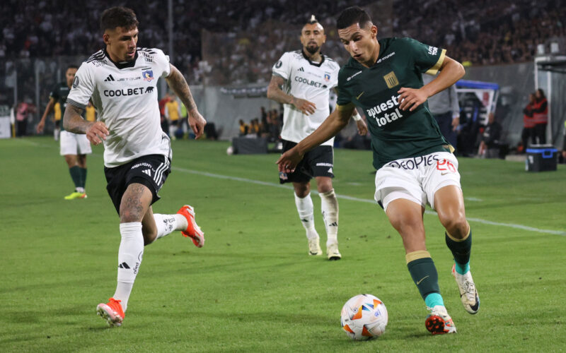 Jugador de Alianza Lima siendo marcado por Alan Saldivia.