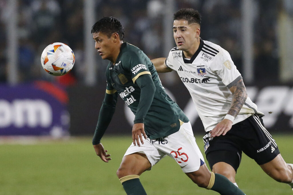 Guillermo Paiva disputando un balón con un rival en el duelo entre Colo-Colo y Alianza Lima por Copa Libertadores.