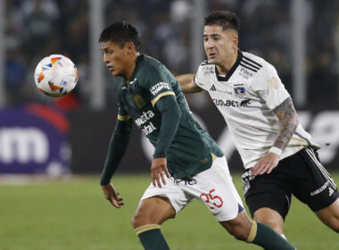 Guillermo Paiva disputando un balón con un rival en el duelo entre Colo-Colo y Alianza Lima por Copa Libertadores.