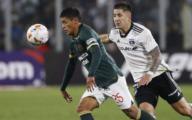 Guillermo Paiva disputando un balón con un rival en el duelo entre Colo-Colo y Alianza Lima por Copa Libertadores.