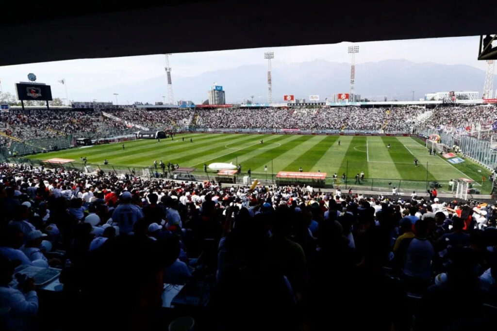 Estadio Monumental repleto de gente.