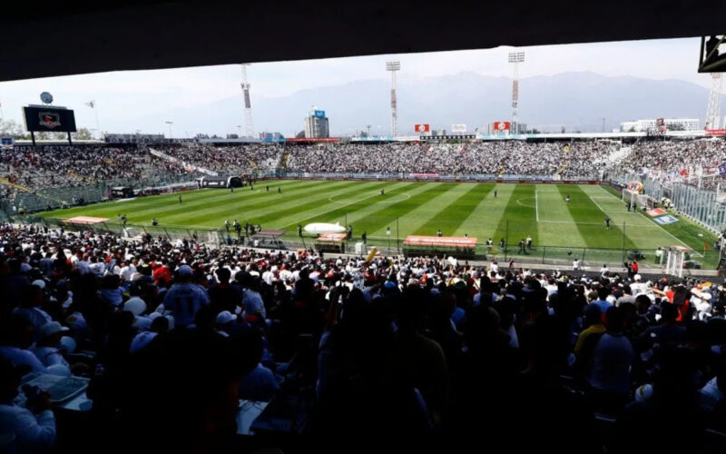 Estadio Monumental repleto de gente.