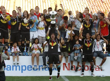 Jugadores de Colo-Colo celebrando el título del Torneo de Clausura 2009.