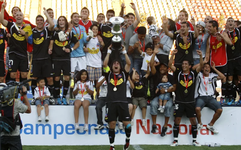 Jugadores de Colo-Colo celebrando el título del Torneo de Clausura 2009.