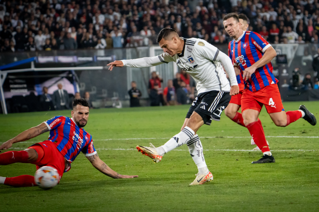 Lucas Cepeda impacta un balón que a la larga le dio la victoria 1-0 a Colo-Colo sobre Cerro Porteño por la primera fecha de la fase de grupos en la Copa Libertadores 2024.