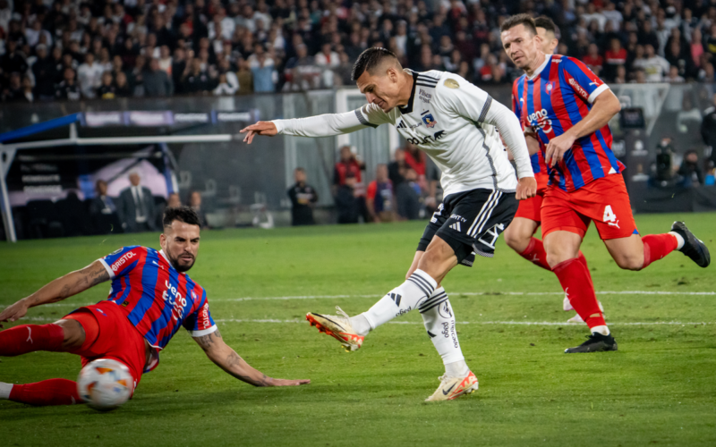 Lucas Cepeda impacta un balón que a la larga le dio la victoria 1-0 a Colo-Colo sobre Cerro Porteño por la primera fecha de la fase de grupos en la Copa Libertadores 2024.