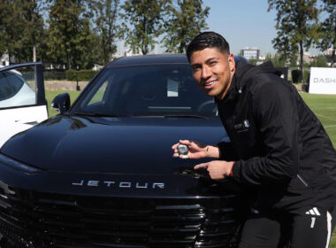 Brayan Cortés posando con las llaves y un vehículo de la marca Jetour, auspiciador de Colo-Colo durante la temporada 2024.