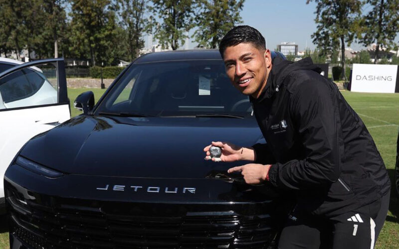 Brayan Cortés posando con las llaves y un vehículo de la marca Jetour, auspiciador de Colo-Colo durante la temporada 2024.