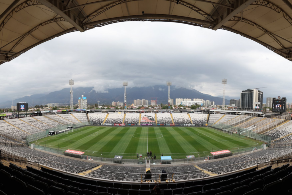 Foto de la cancha y galerías del Estadio Monumental tomada desde el Sector Océano del recinto.