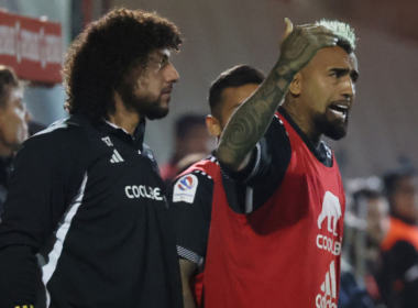 Maximiliano Falcón y Arturo Vidal con la camiseta de Colo-Colo.