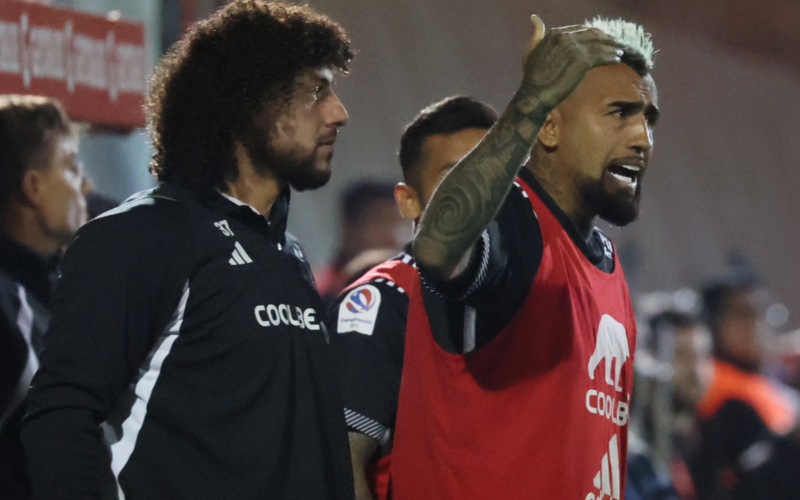 Maximiliano Falcón y Arturo Vidal con la camiseta de Colo-Colo.