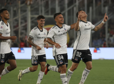 Jugadores de Colo-Colo celebrando un gol