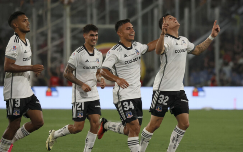 Jugadores de Colo-Colo celebrando un gol