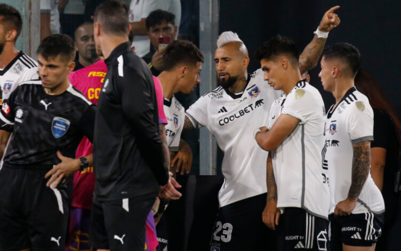 Futbolista de Colo-Colo conversando en cancha