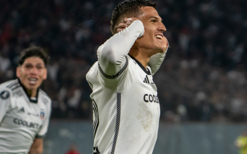 Lucas Cepeda festejando un gol con las manos en sus orejas
