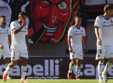 Futbolistas de Colo-Colo con amargura tras recibir un gol