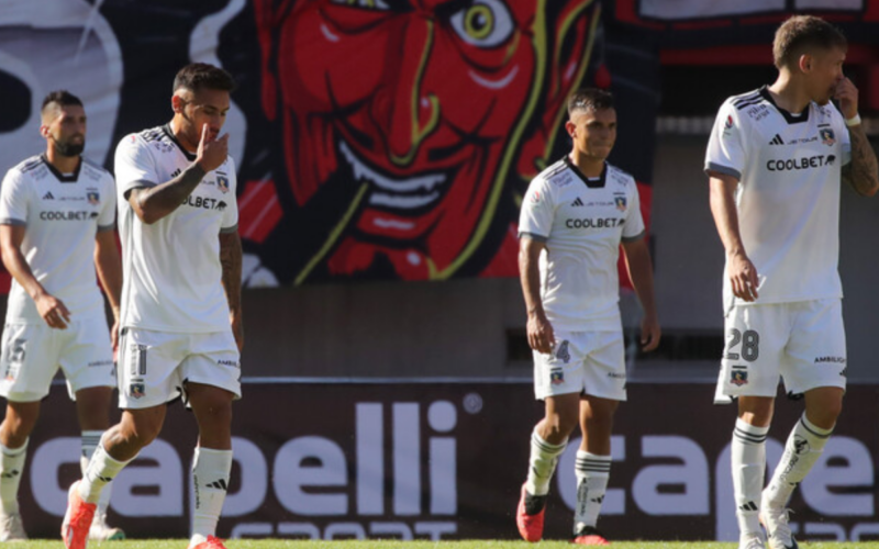 Futbolistas de Colo-Colo con amargura tras recibir un gol