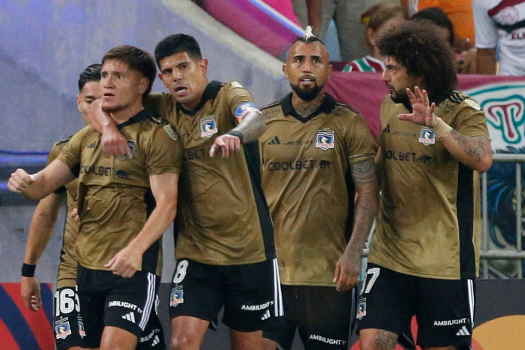 Futbolistas de Colo-Colo con la camiseta dorada festejando un gol