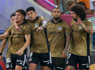 Futbolistas de Colo-Colo con la camiseta dorada festejando un gol