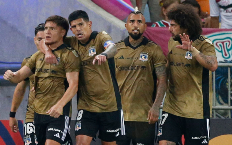 Futbolistas de Colo-Colo con la camiseta dorada festejando un gol