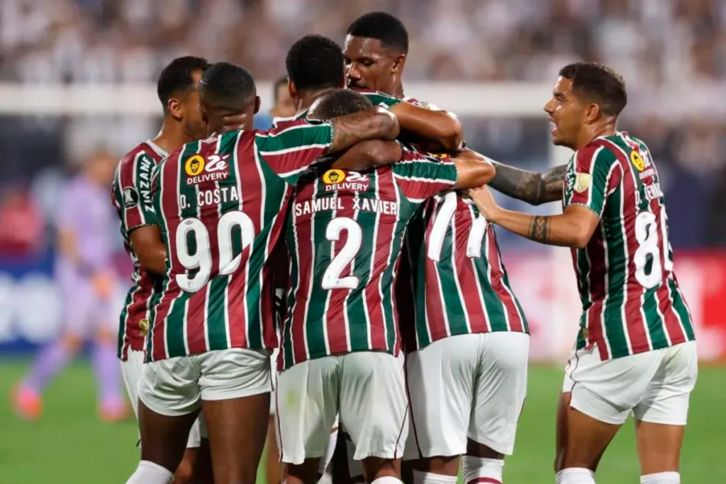 Futbolistas de Fluminense se abrazan y celebran un gol durante la temporada 2024.