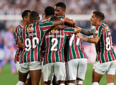 Futbolistas de Fluminense se abrazan y celebran un gol durante la temporada 2024.