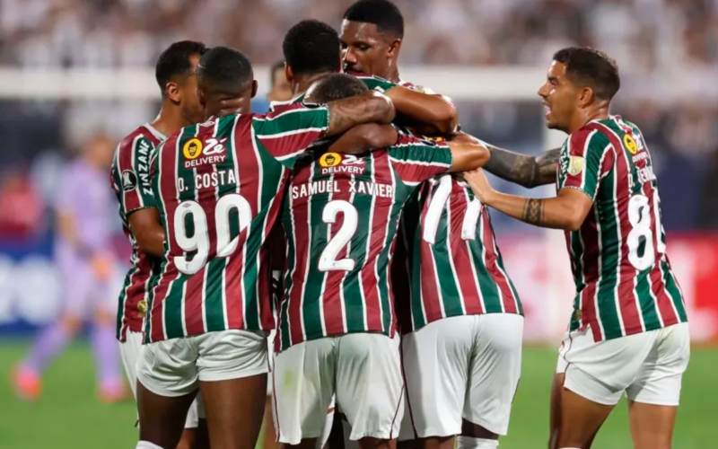 Futbolistas de Fluminense se abrazan y celebran un gol durante la temporada 2024.