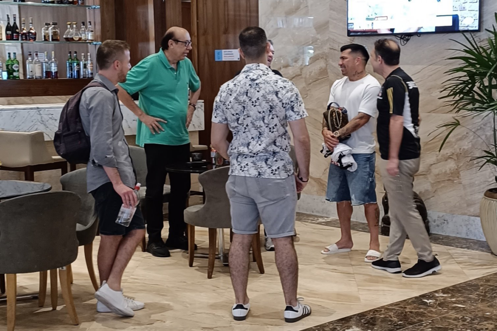 Gary Medel llega al hotel de concentración de Colo-Colo y conversa con dirigente de Blanco y Negro.