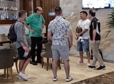 Gary Medel llega al hotel de concentración de Colo-Colo y conversa con dirigente de Blanco y Negro.