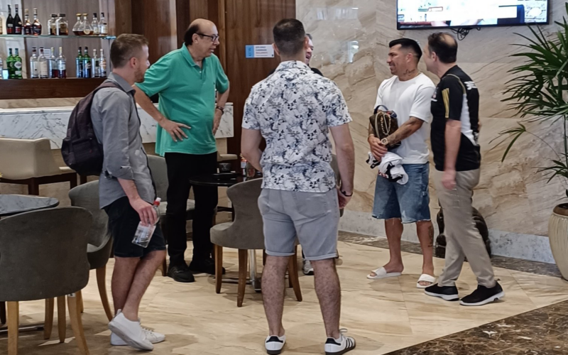 Gary Medel llega al hotel de concentración de Colo-Colo y conversa con dirigente de Blanco y Negro.