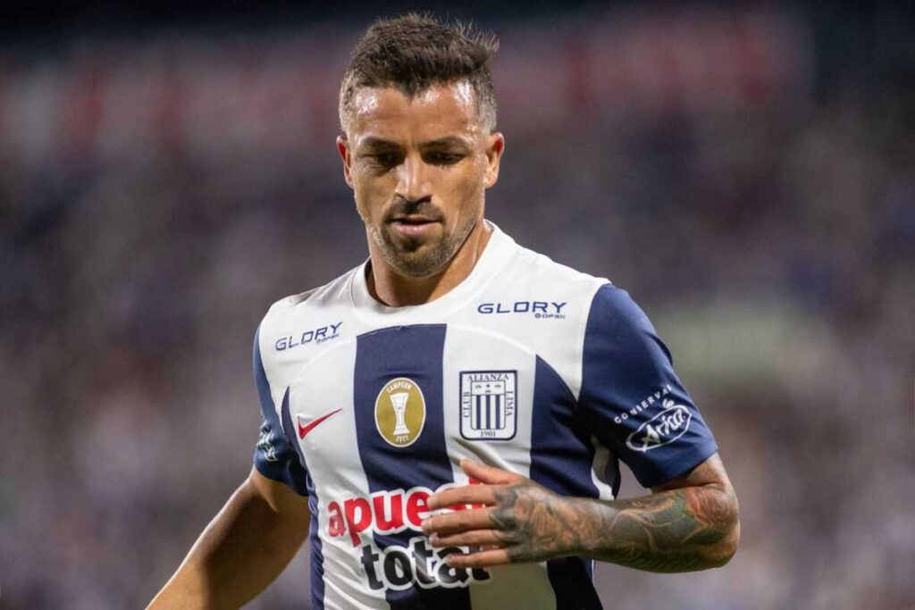 Gabriel Costa con la mirada cabizbaja en pleno partido con la camiseta de Alianza Lima durante la temporada 2024.