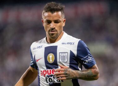 Gabriel Costa con la mirada cabizbaja en pleno partido con la camiseta de Alianza Lima durante la temporada 2024.