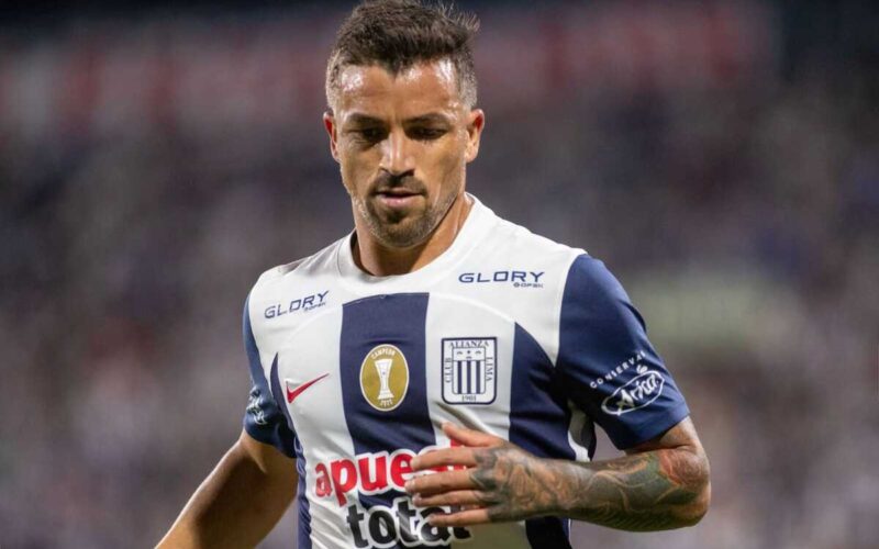 Gabriel Costa con la mirada cabizbaja en pleno partido con la camiseta de Alianza Lima durante la temporada 2024.