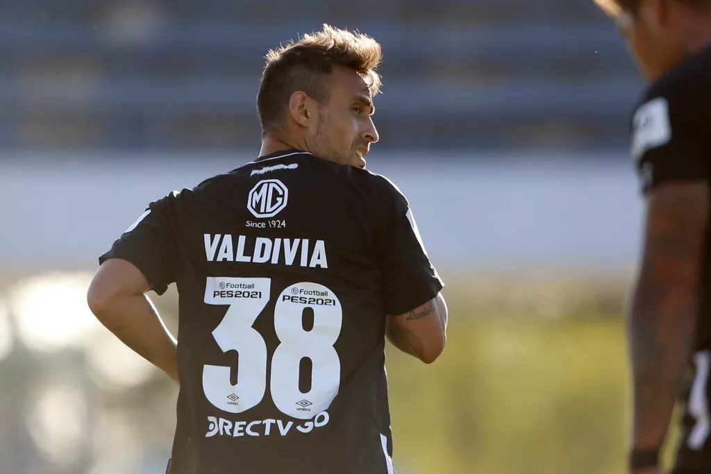 Espalda de Jorge Valdivia jugando con la camiseta 38